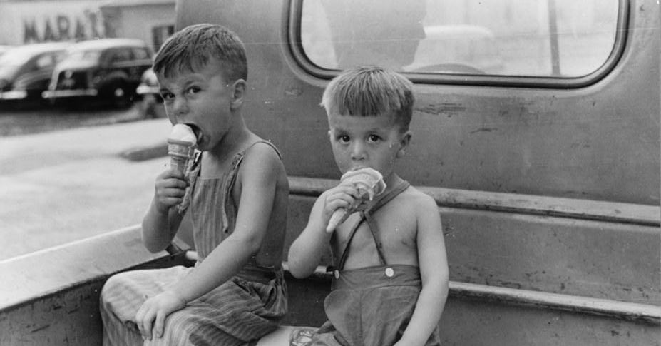 Crianças comendo sorvete larga